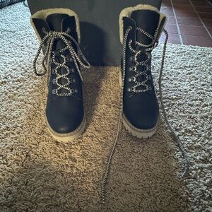 Women Size 8 Boots with the fuuuuuur. ✨VonMaur✨